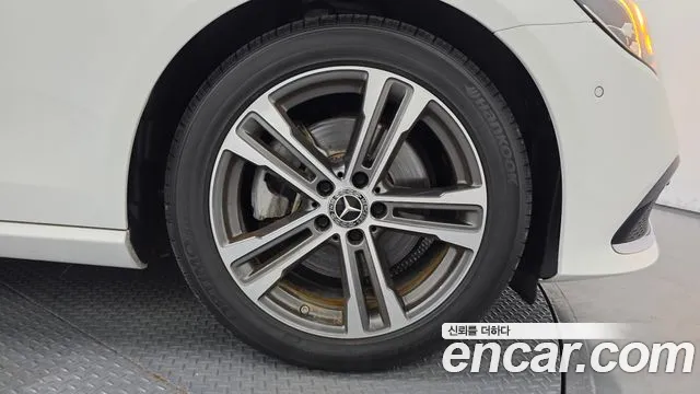 Mercedes-Benz E-Class — Фото автомобиля 21