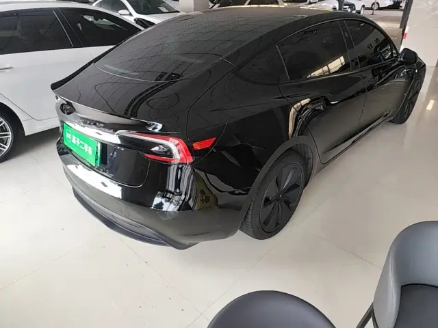 Tesla Model 3 — Фото автомобиля 6