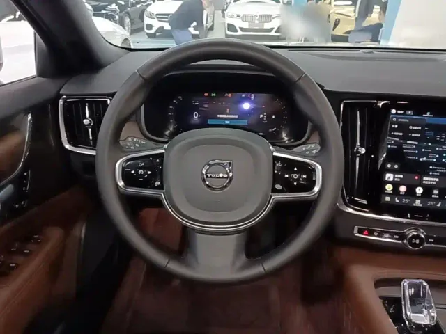 Volvo V90 — Фото автомобиля 10