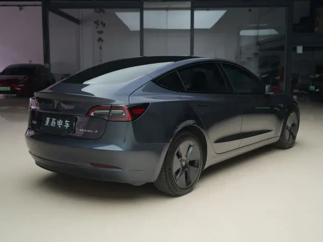 Tesla Model 3 — Фото автомобиля 4