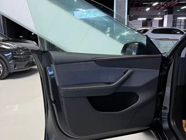Tesla Model Y — Фото автомобиля 19