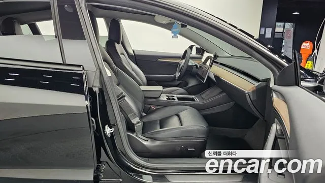 Tesla Model 3 — Фото автомобиля 10