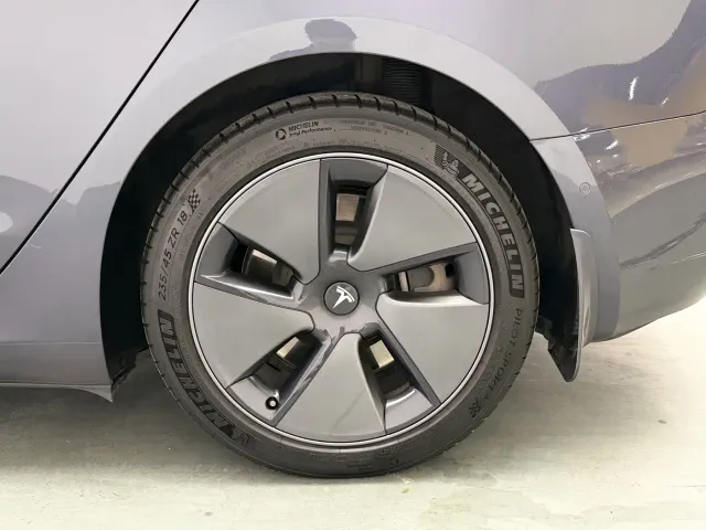 Tesla Model 3 — Фото автомобиля 14