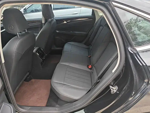 Volkswagen Passat — Фото автомобиля 16