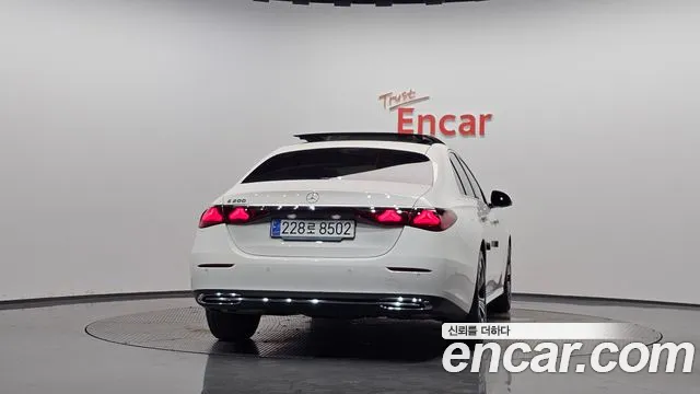 Mercedes-Benz E-Class — Фото автомобиля 4