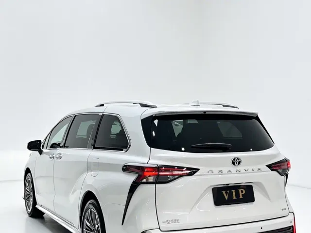 Toyota Granvia 2026 Model 2.5L Hybrid Comfort Edition — Фото автомобиля 4