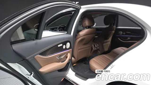 Mercedes-Benz E-Class — Фото автомобиля 22