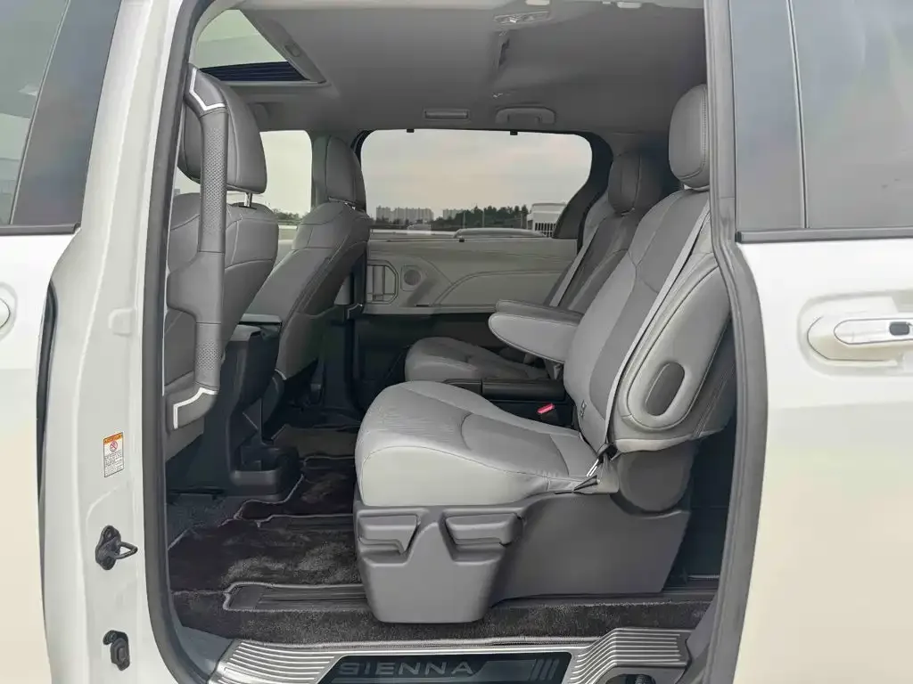 Toyota Toyota Sienna 2026 2.5L Hybrid AWD Luxury Edition — Фото автомобиля 14
