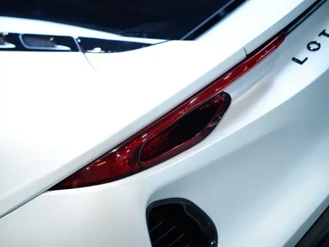 Lotus Emira — Фото автомобиля 11