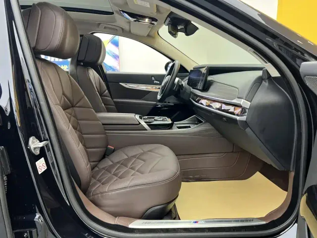 BMW 7 Series — Фото автомобиля 13