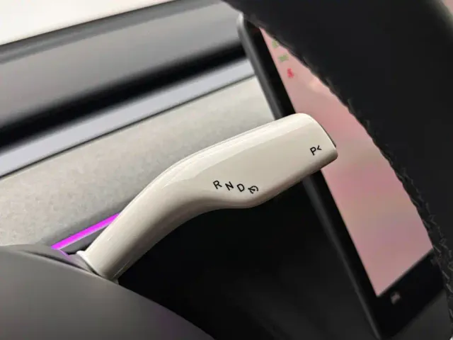 Tesla Model Y — Фото автомобиля 17