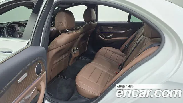 Mercedes-Benz E-Class — Фото автомобиля 7