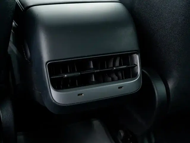 Tesla Model 3 — Фото автомобиля 25
