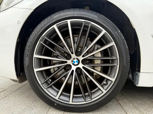 BMW 5 Series — Фото автомобиля 12