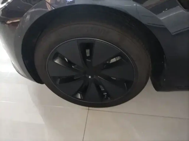 Tesla Model 3 — Фото автомобиля 22