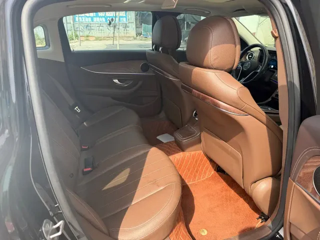Mercedes-Benz E-Class — Фото автомобиля 4