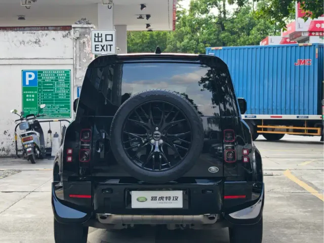 Land Rover Defender — Фото автомобиля 13