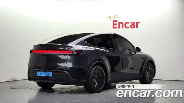 Tesla Model Y — Фото автомобиля 2