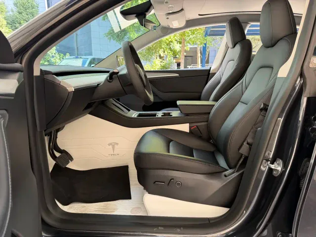 Tesla Model Y — Фото автомобиля 11
