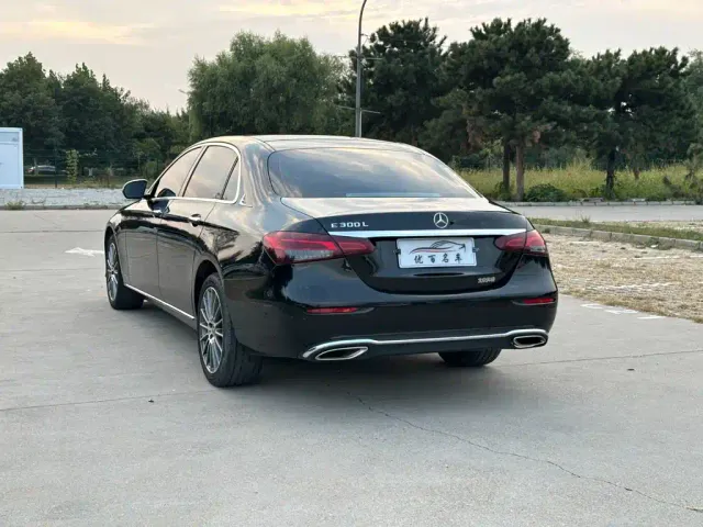 Mercedes-Benz E-Class — Фото автомобиля 4