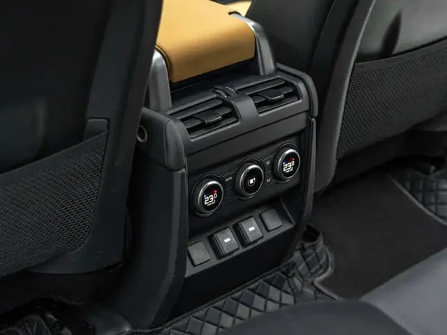 Land Rover Defender — Фото автомобиля 25