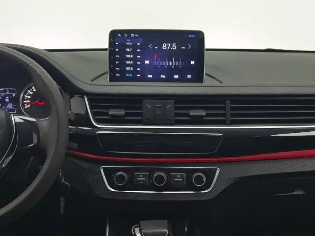 Forthing T5 — Фото автомобиля 12