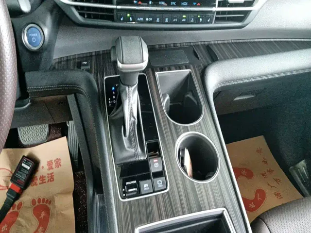 Toyota Sienna — Фото автомобиля 9