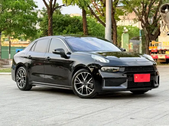 Lynk & Co 03 — Фото автомобиля 3