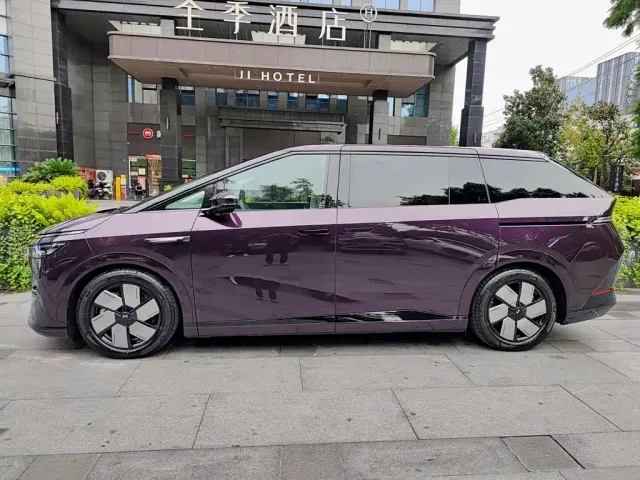 Xpeng X9 — Фото автомобиля 3