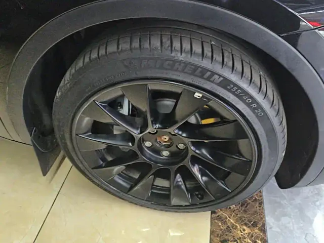 Tesla Model Y — Фото автомобиля 6