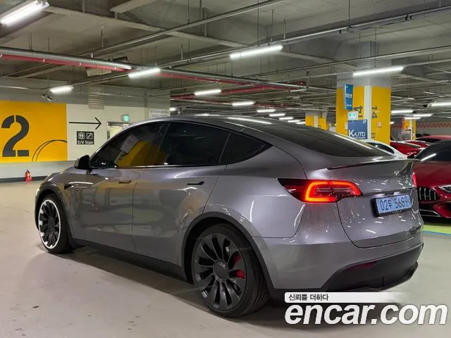 Tesla Model Y — Фото автомобиля 3