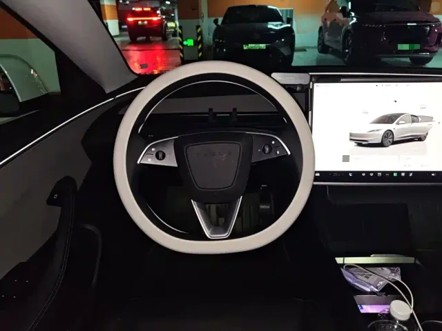 Tesla Model 3 — Фото автомобиля 11
