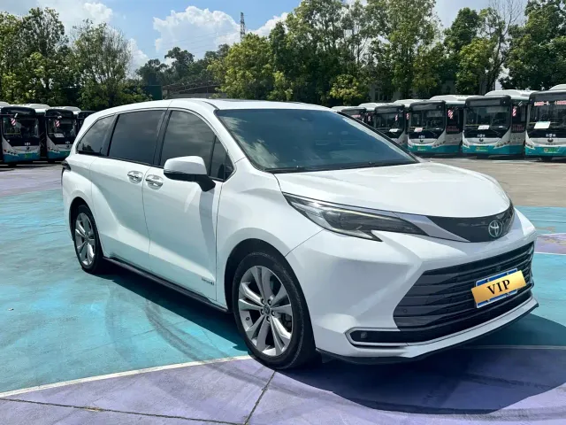 Toyota Sienna — Фото автомобиля 2