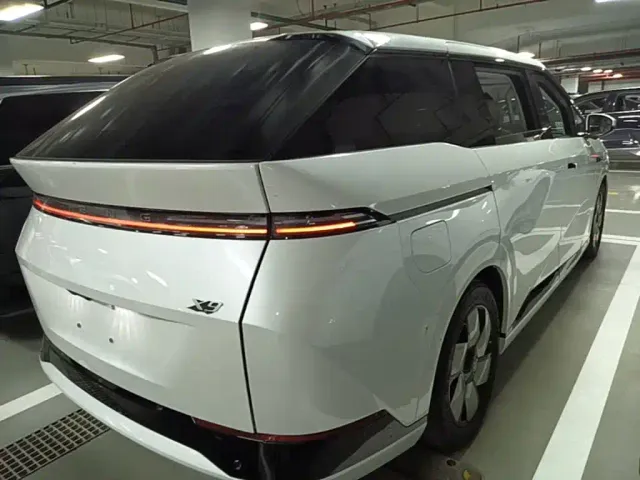 Xpeng X9 — Фото автомобиля 6