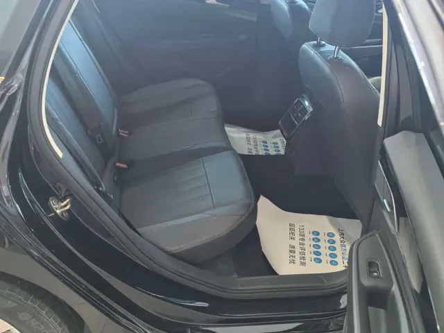 Volkswagen Passat — Фото автомобиля 12