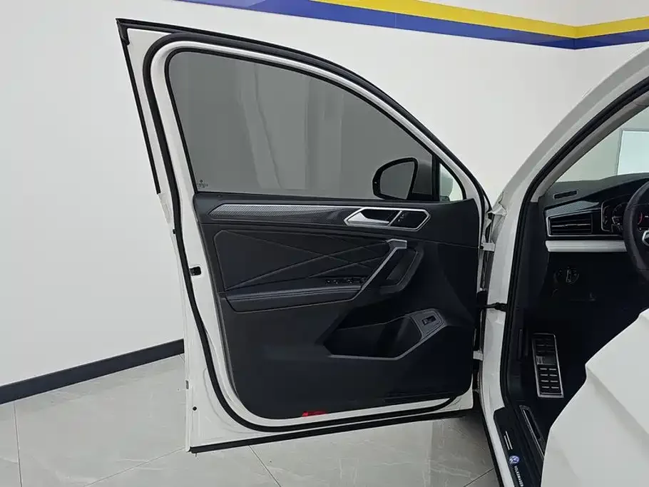 Volkswagen Tiguan L 2022 330TSI Auto 2WD R-Line Premium Edition — Фото автомобиля 7