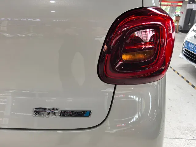 Wuling Motors Hongguang MINIEV 2025 4-Door Premium+ Edition — Фото автомобиля 6