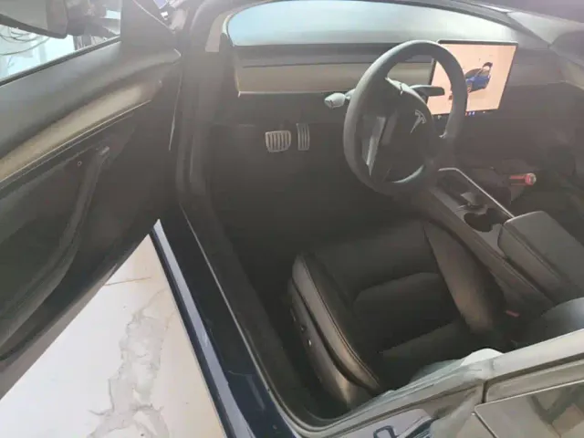 Tesla Model 3 — Фото автомобиля 15