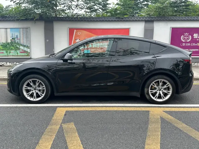 Tesla Model Y — Фото автомобиля 14