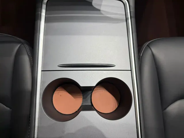 Tesla Model Y — Фото автомобиля 9