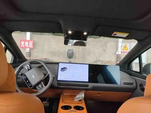 Li Auto i8 — Фото автомобиля 5