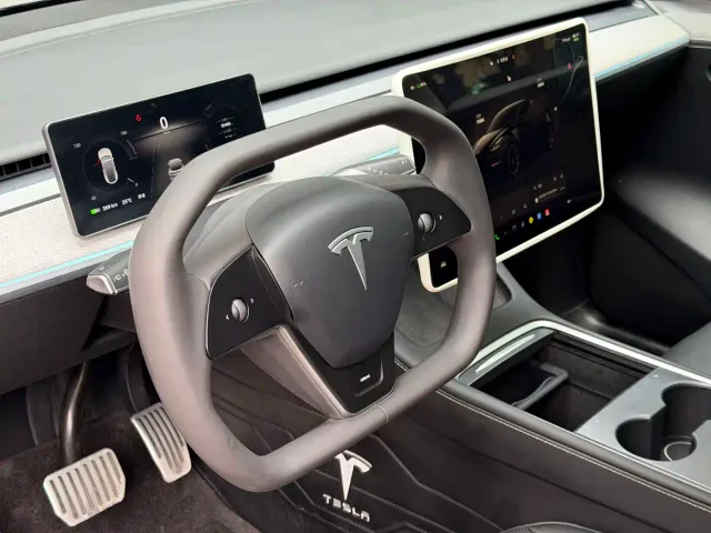 Tesla Model Y — Фото автомобиля 13