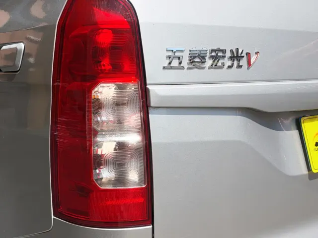 Wuling Hongguang V — Фото автомобиля 19