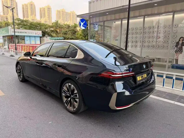 BMW 5 Series — Фото автомобиля 10