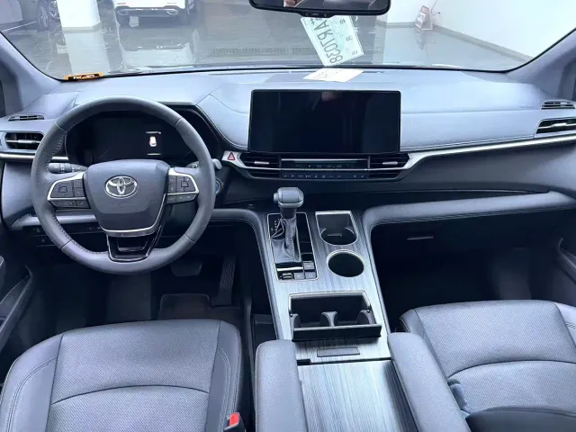 Toyota Sienna — Фото автомобиля 7