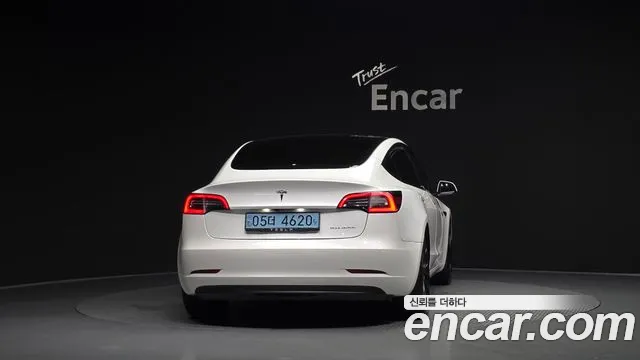 Tesla Model 3 — Фото автомобиля 4