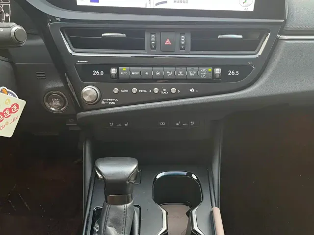 Lexus ES — Фото автомобиля 15
