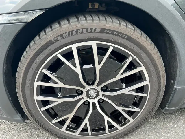 Porsche Taycan — Фото автомобиля 14