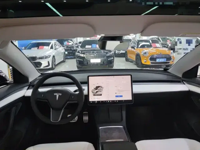 Tesla Model 3 — Фото автомобиля 17