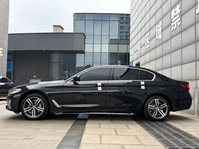 BMW 5 Series — Фото автомобиля 10